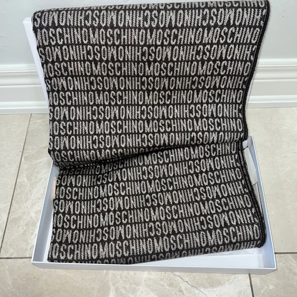 Authentic Moschino Blanket Scarf - Picture 3 of 3